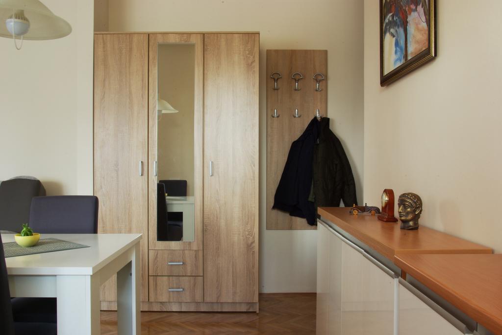Square Studio Apartment Ni Extérieur photo