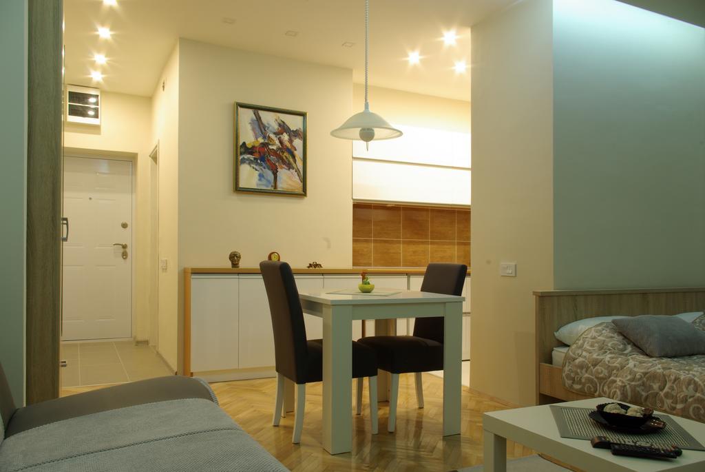Square Studio Apartment Ni Extérieur photo