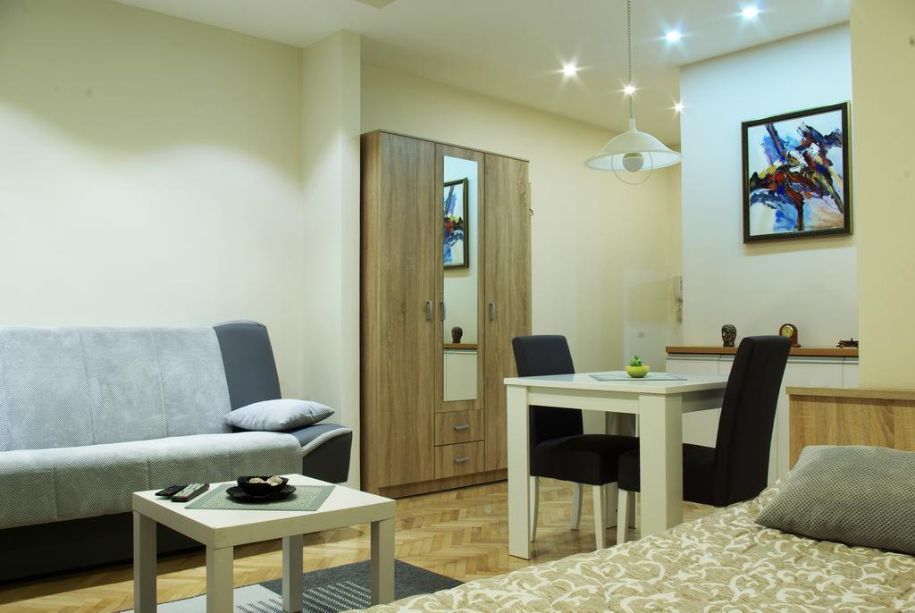 Square Studio Apartment Ni Extérieur photo
