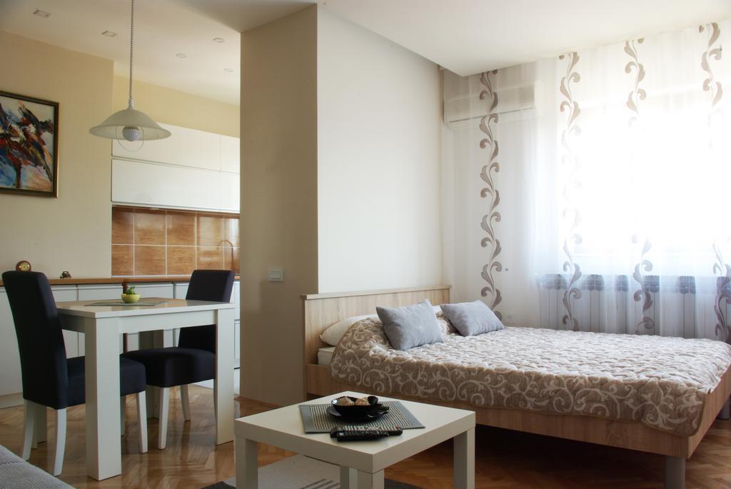 Square Studio Apartment Ni Extérieur photo