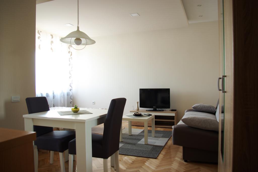 Square Studio Apartment Ni Extérieur photo